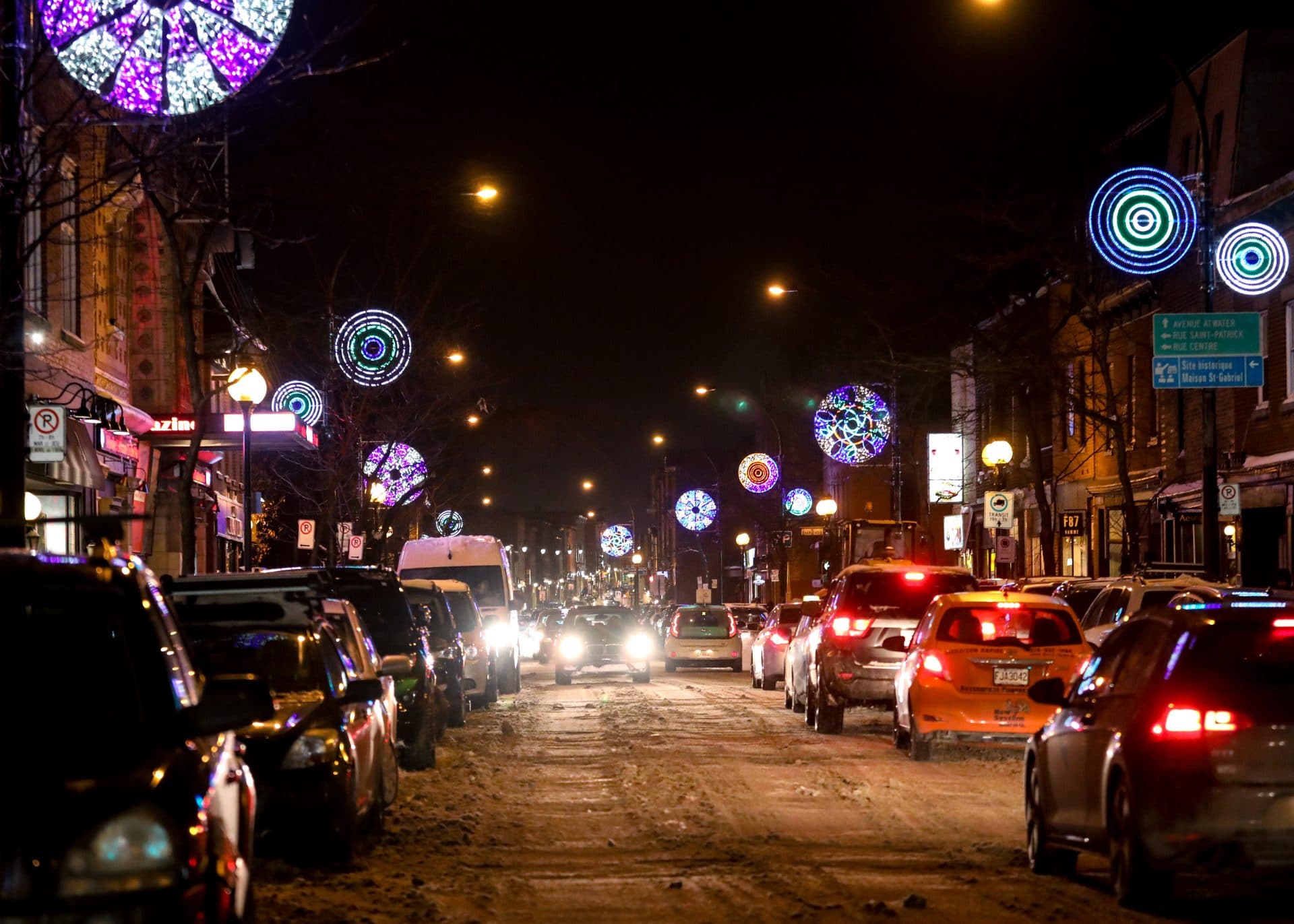 décors circulaires lumineux dans une rues