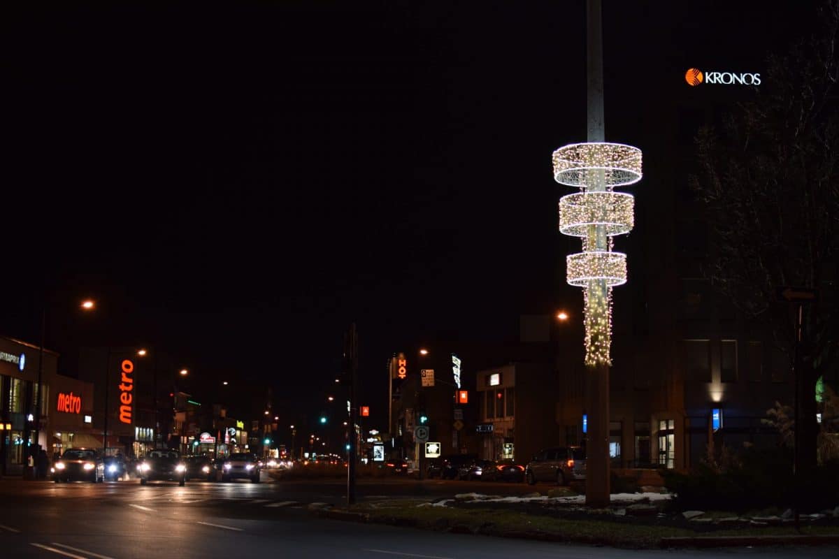 cylindre lumineux dans la rue